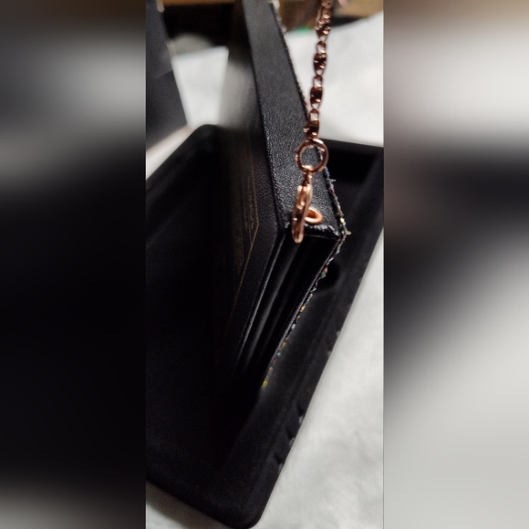 Eyeshadow palette•Palette with chain, purse style•New in Box - Picture 6 of 6